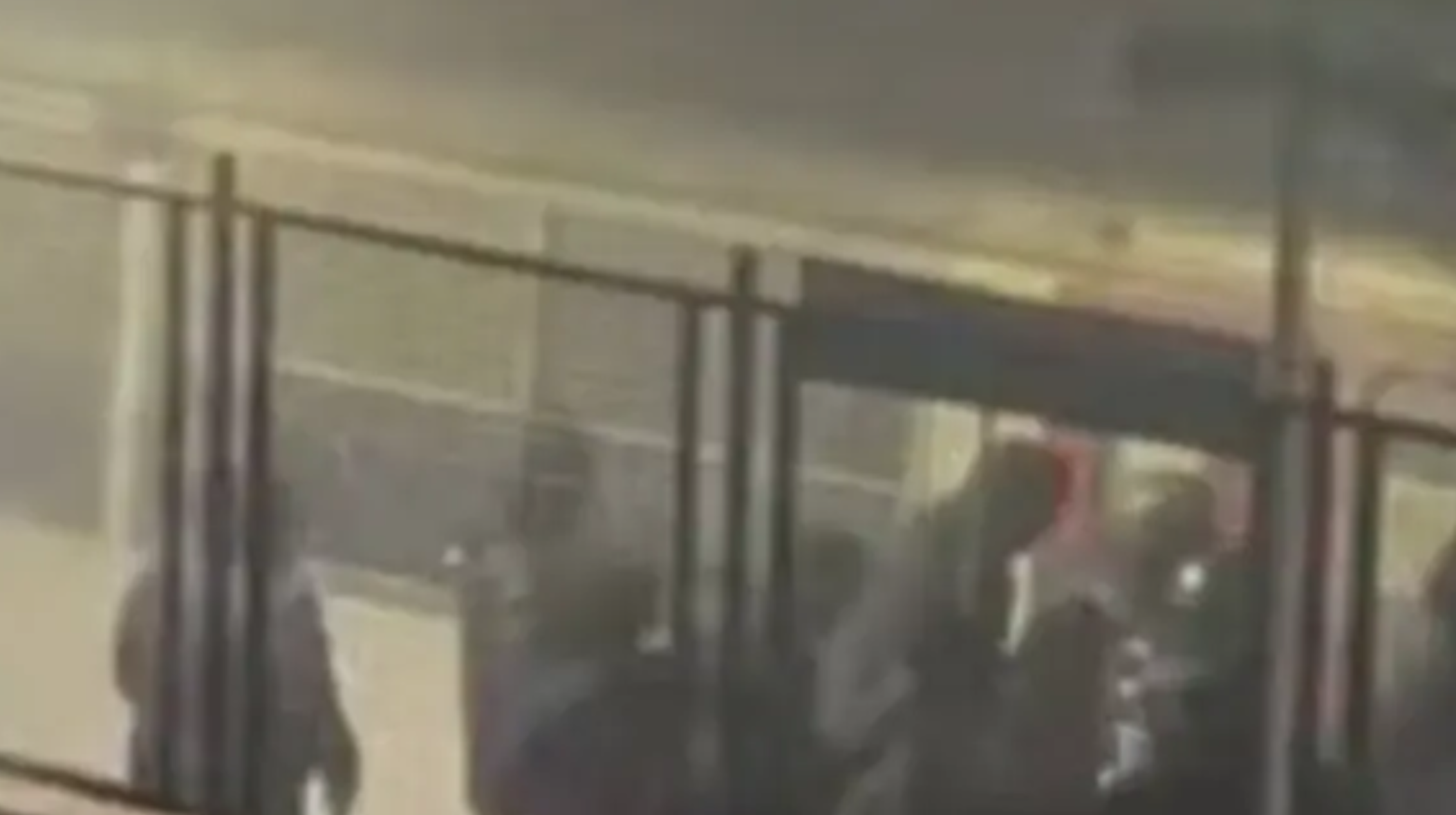 Vergogna dopo la partita, assalto al treno dei tifosi: incendio a bordo, 2 feriti-VIDEO