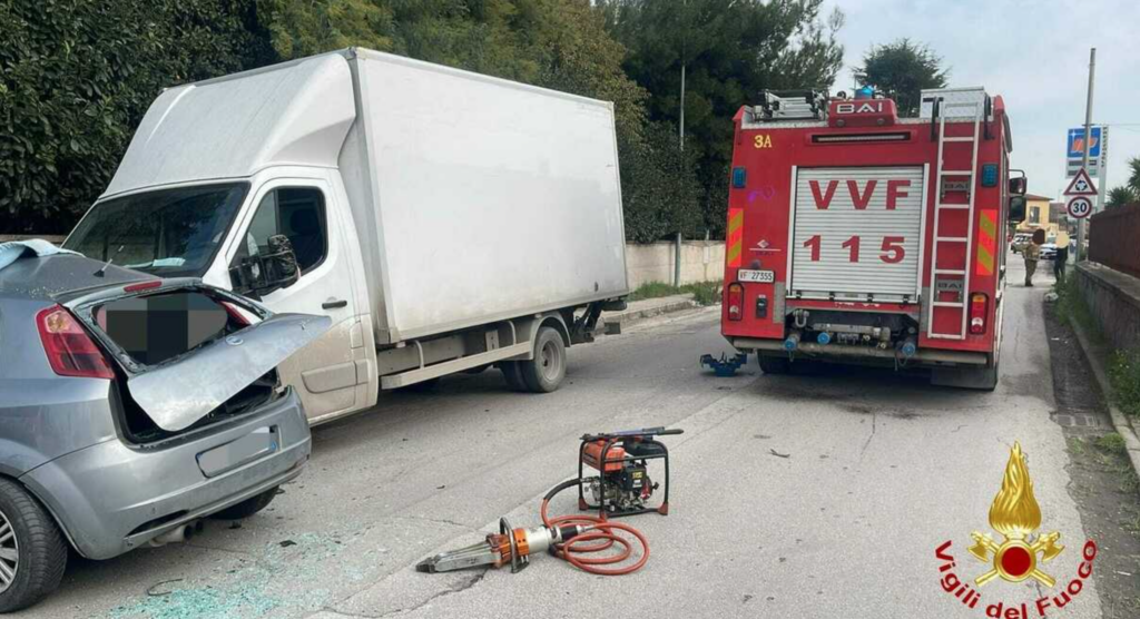 Incidente in provincia, scontro auto-furgone: morto un 31enne