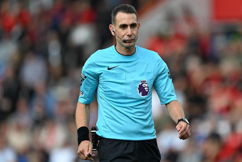 Premier League, arbitro fa coming out: "Sono gay, ma ho preferito nascondermi"