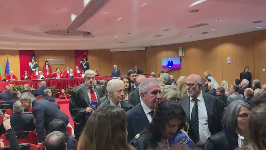 Roma, Mantovano prende la parola e i giudici lasciano l’aula