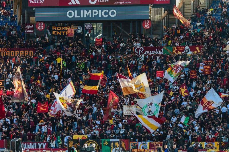 Roma-Eintracht, blitz tifosi giallorossi: attacco al bus