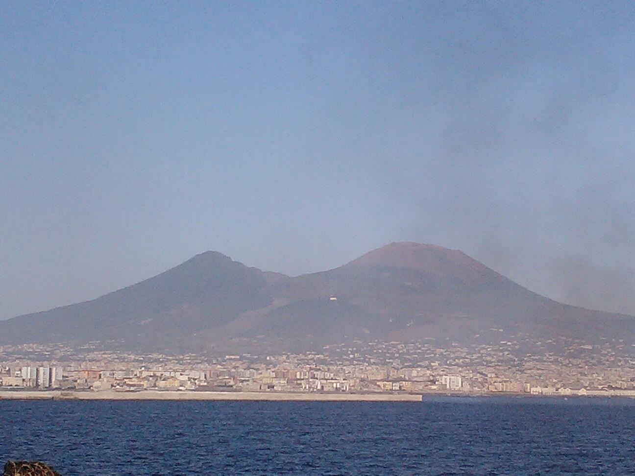 Terremoto oggi Napoli, scossa sul Vesuvio: le news