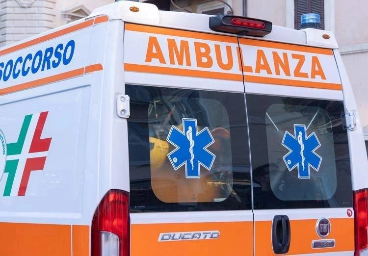 Cade mentre ripara tetto di un capannone, morto un 45enne