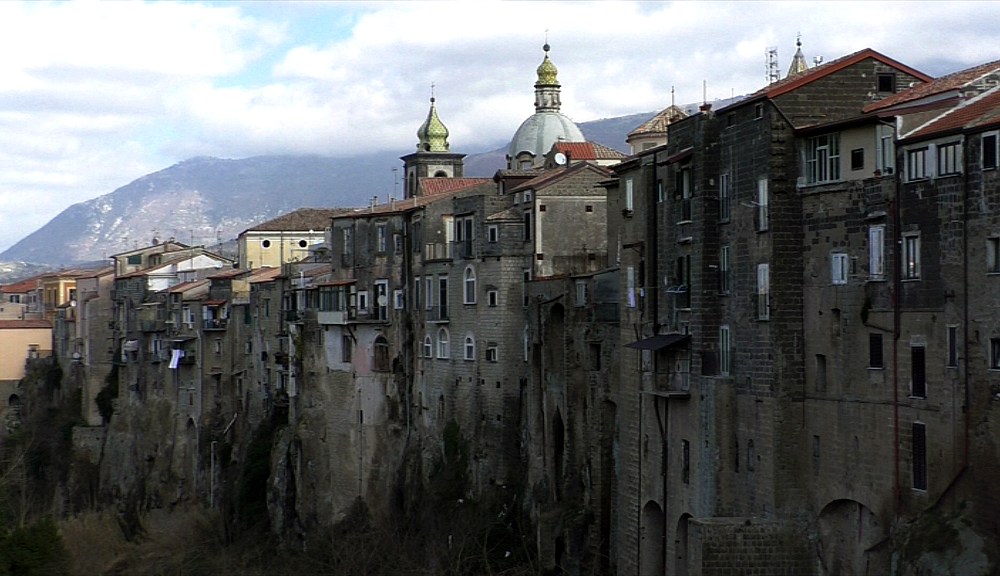 Tragedia a Sant’Agata de’ Goti: 50enne giù nel dirupo per decine di metri – NTR24.TV