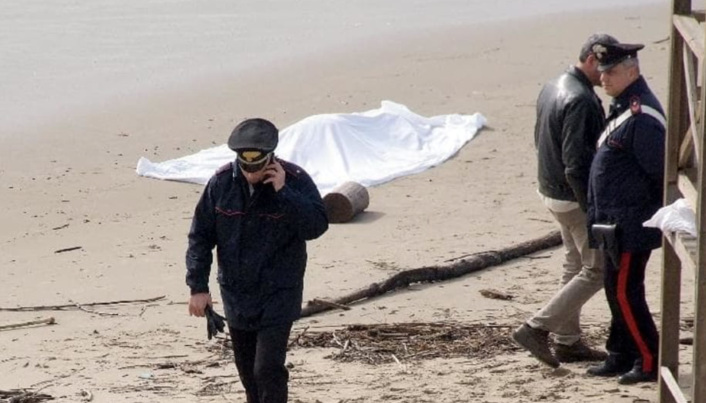 Procida, trovato un cadavere sulla spiaggia: identificata la vittima