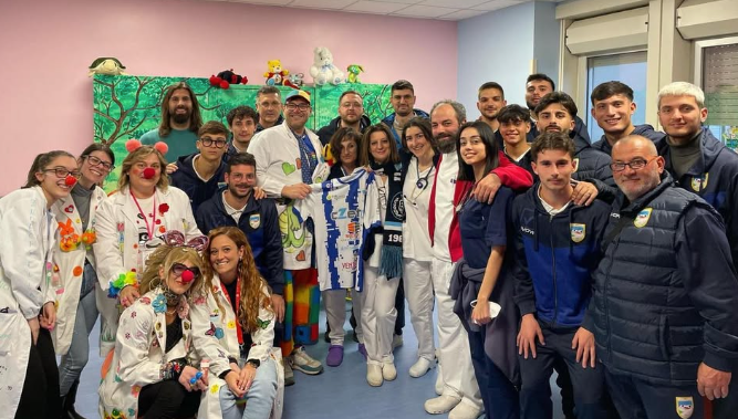 La squadra dell’Apice in visita ai piccoli degenti dell’ospedale San Pio – NTR24.TV