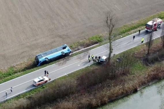 Ferrara, incidente tra auto e bus di studenti: morta una donna