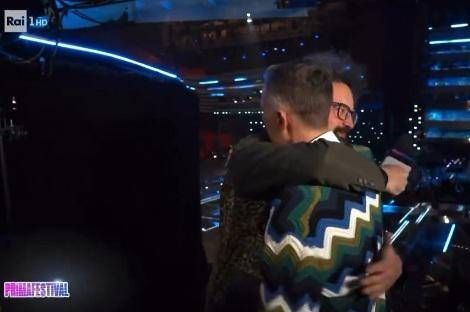 Sanremo 2025, l’abbraccio tra Simone Cristicchi e Gabriele Corsi: cosa è successo