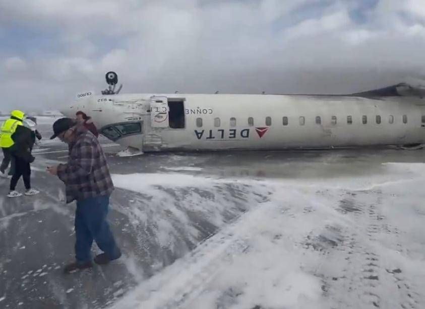 Aereo si ribalta in atterraggio, il video