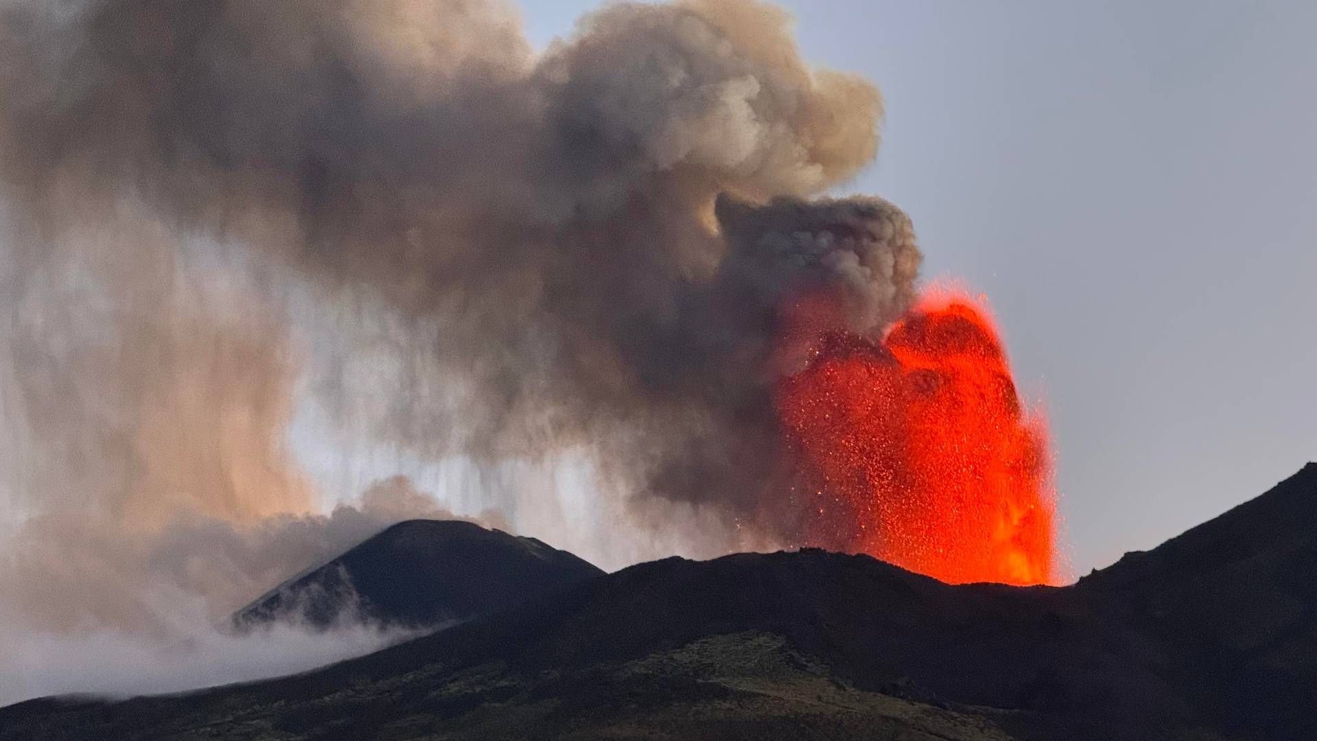 Etna, nuova eruzione. Ingv: “Modesta attività esplosiva”