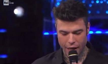 Fedez e la versione 2.0 di ‘Bella stronza’: l’anticipazione di Carlo Conti