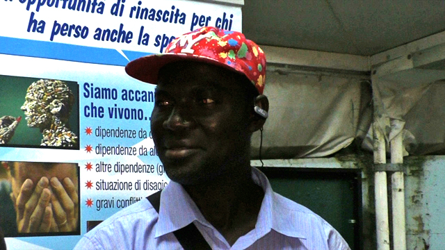 Ricordate Francisco, il migrante che pulisce in strada a Benevento? Senza un contratto di lavoro rischia l’espulsione – NTR24.TV