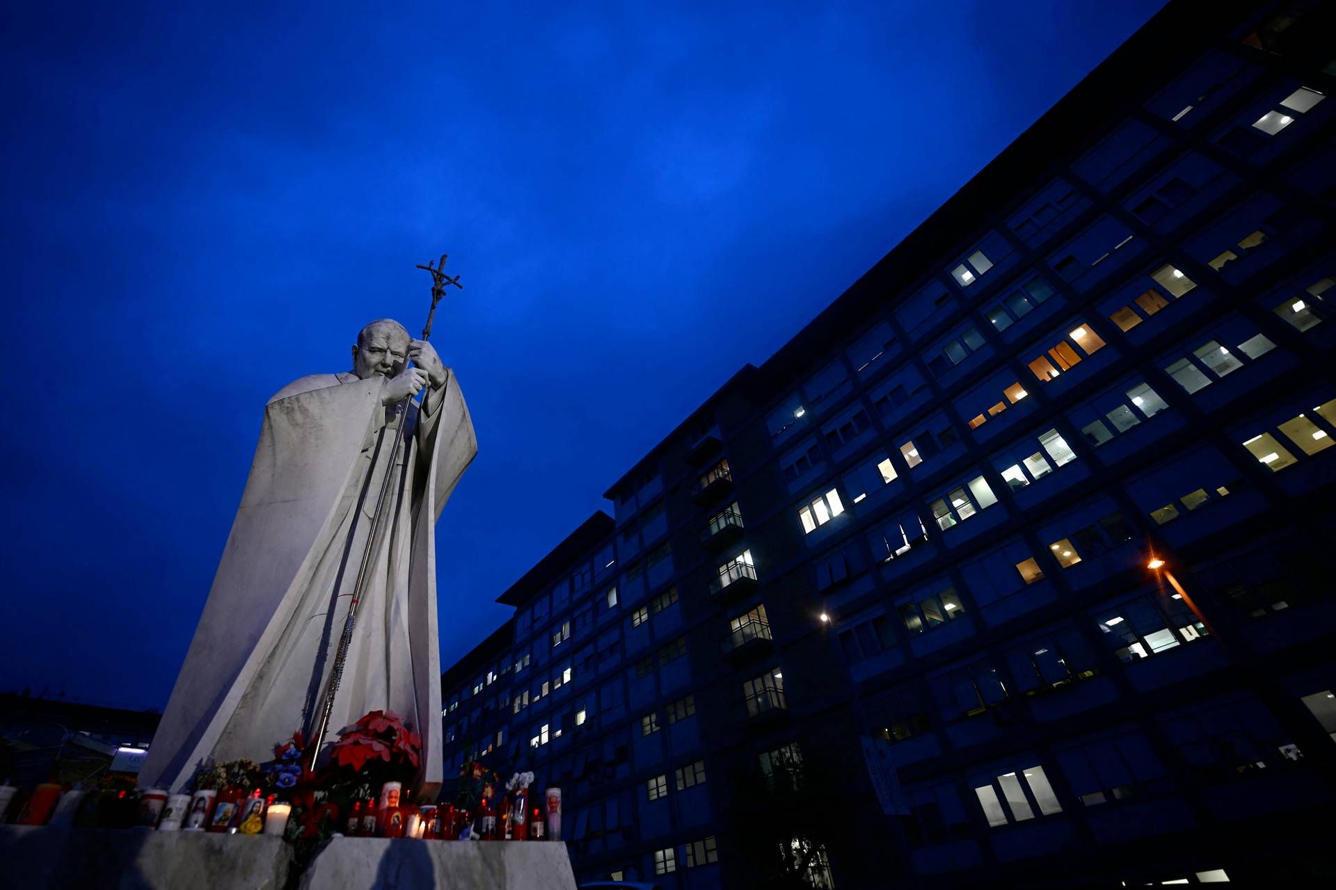 Papa Francesco in lieve miglioramento e senza febbre: ultime news condizioni