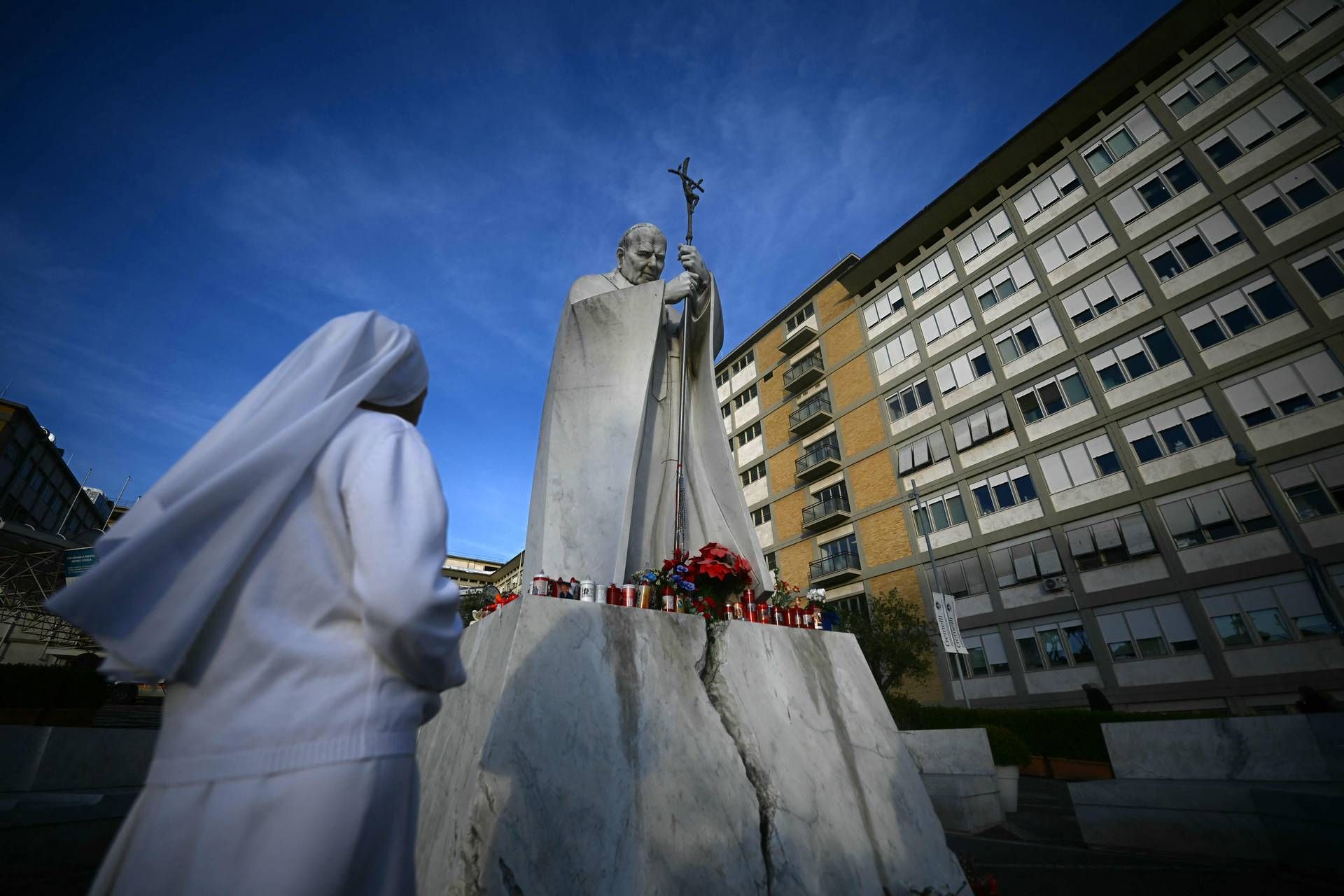 Papa Francesco, notte trascorsa bene al Gemelli: ultimi aggiornamenti