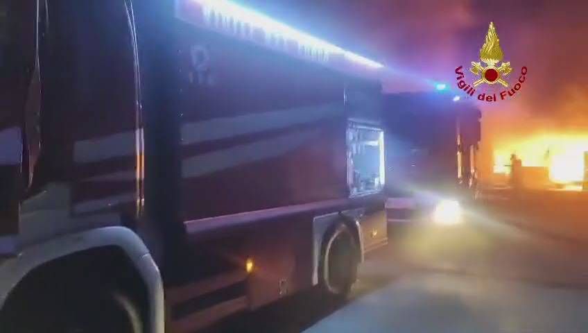 Maxi incendio all’Inalca di Reggio, brucia lo stabilimento di carni: video