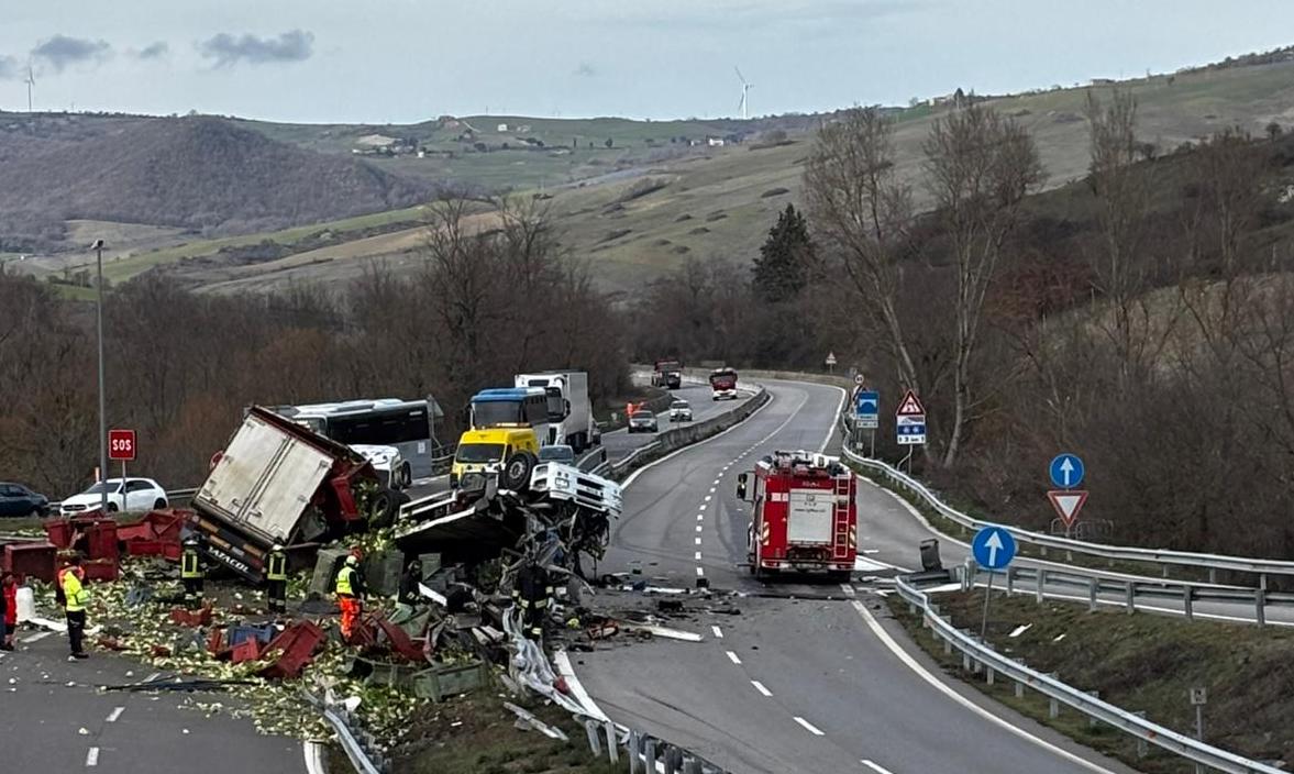 Tragico incidente sulla Basentana, muore camionista napoletano