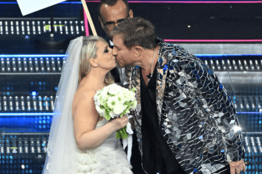 il bacio tra Katia Follesa e Simon Le Bon