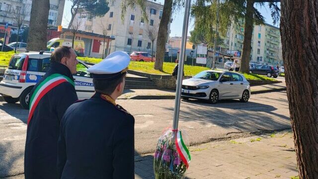 Piazzale Martiri delle Foibe, l’omaggio floreale del sindaco Mastella – NTR24.TV