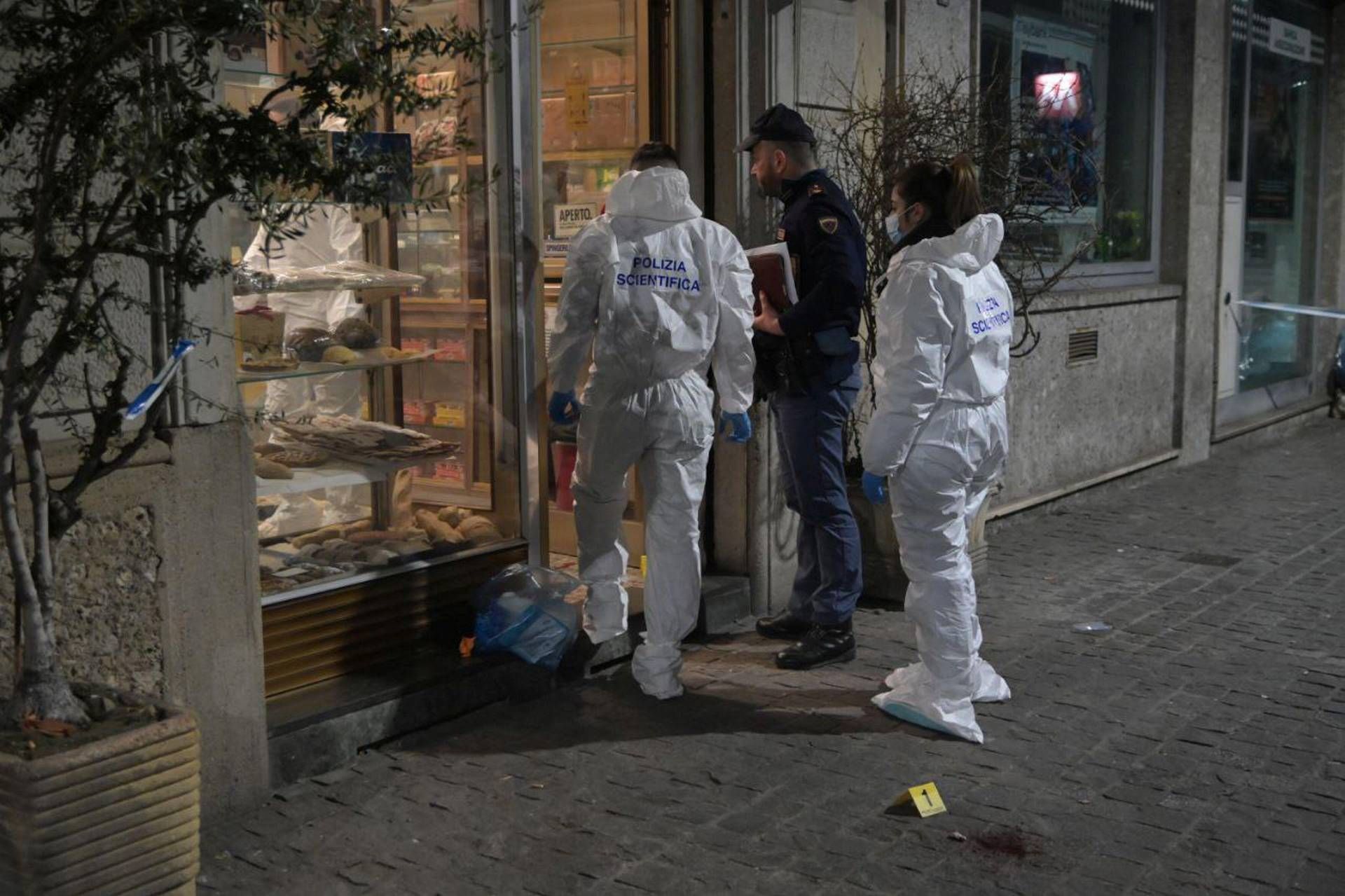 Sparatoria a Milano, chi è la vittima: caccia al killer