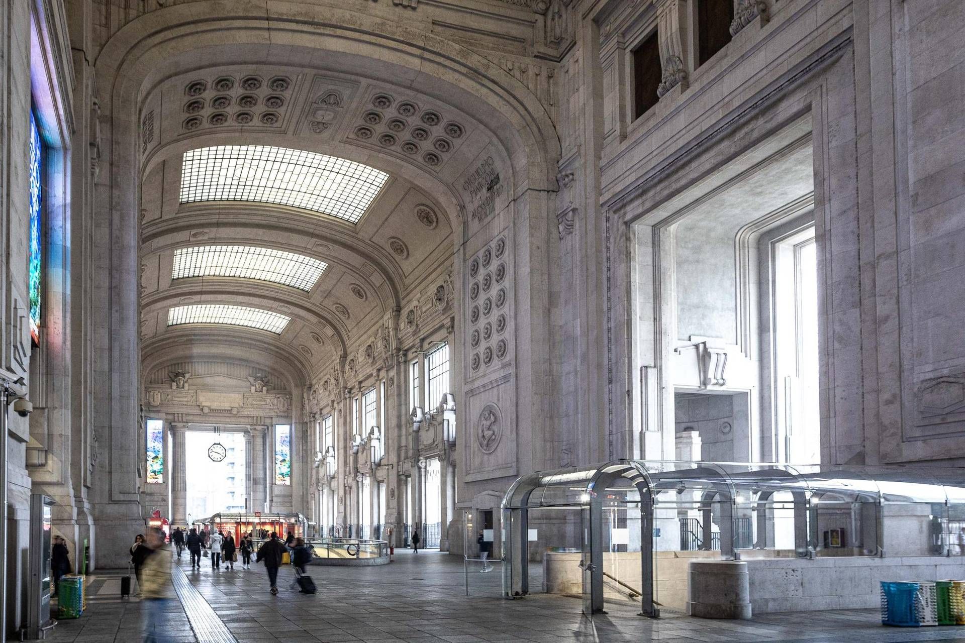 Armato di fucile in stazione Centrale a Milano, caccia all’uomo