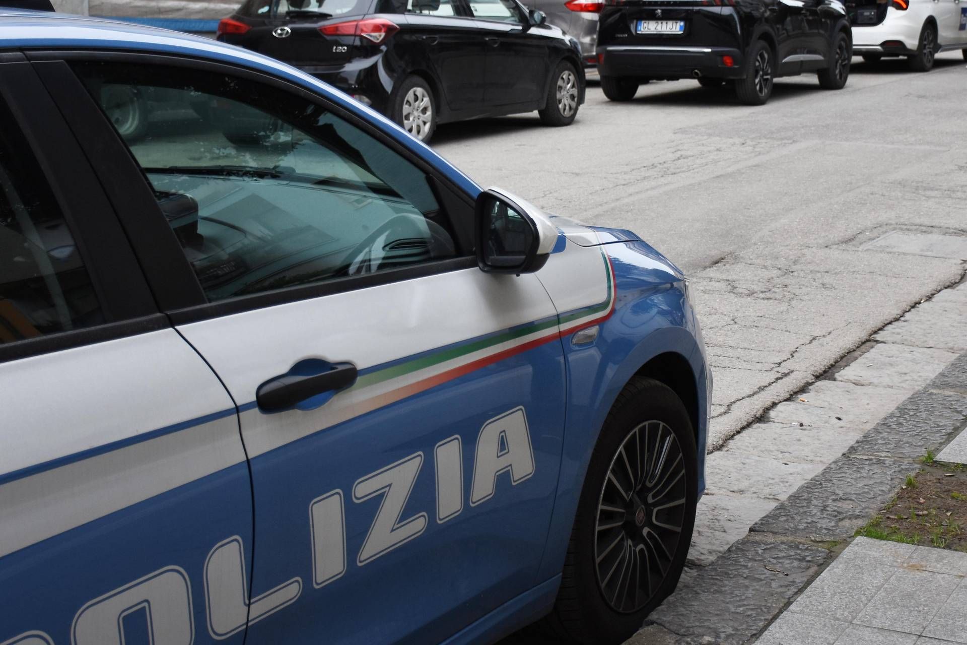 Rapina choc in gioielleria a Roma, attacco a martellate e ladri in fuga