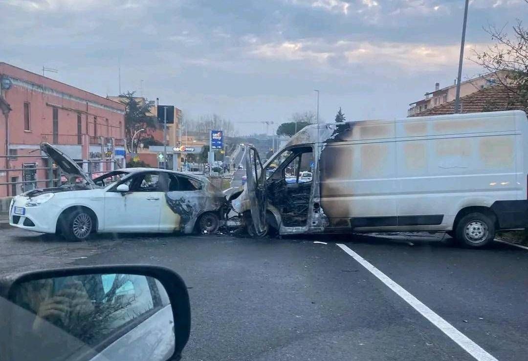 auto in fiamme e chiodi sulle strade per fuggire