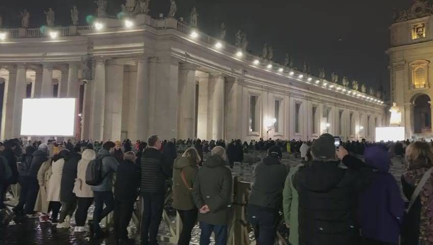 Papa Francesco, rosario a San Pietro: la preghiera dei fedeli di tutto il mondo