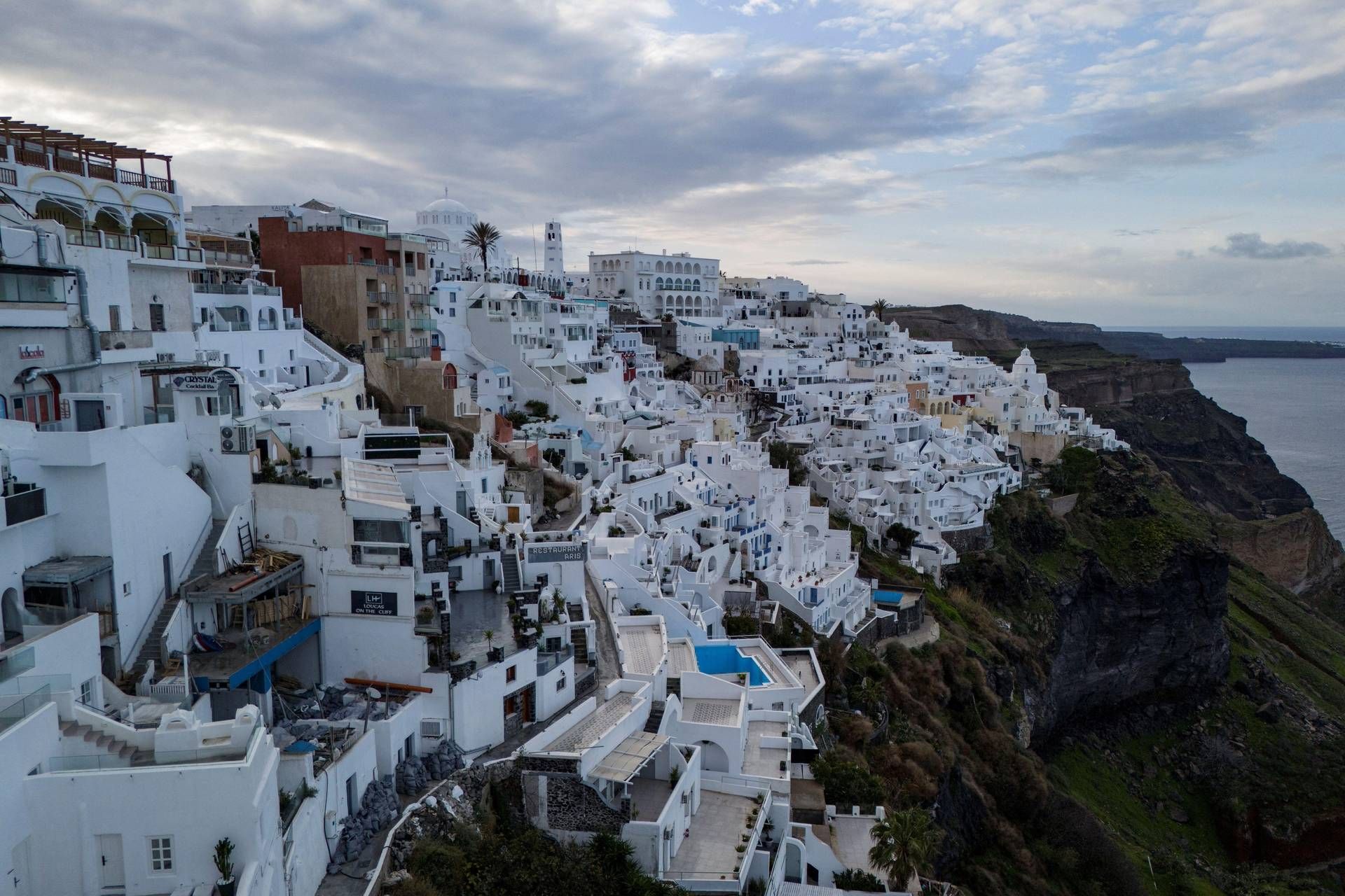 Terremoto in Grecia, scosse a Santorini: migliaia in fuga dall’isola