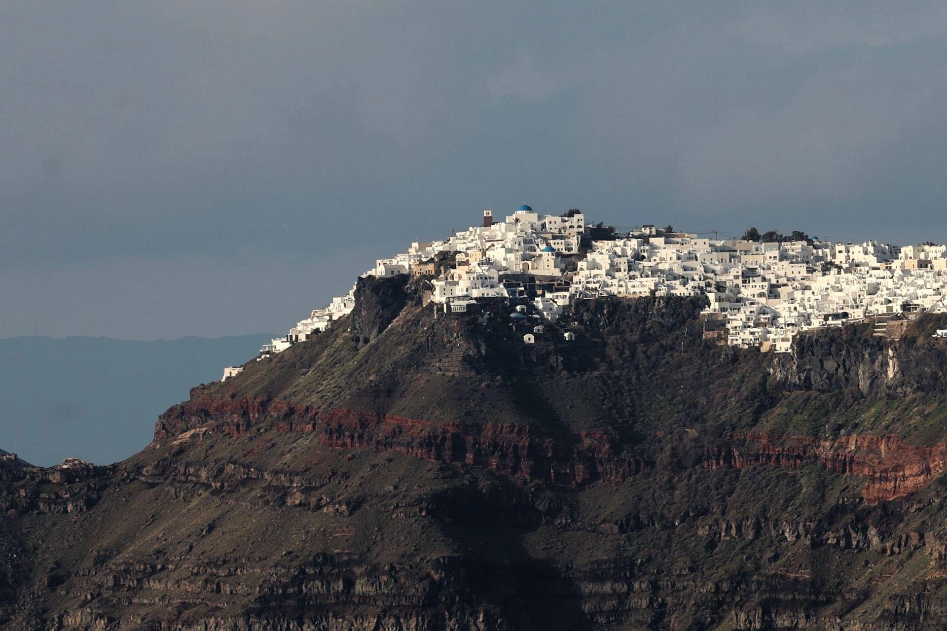 Santorini, 14mila scosse di terremoto in tre settimane: cosa succede