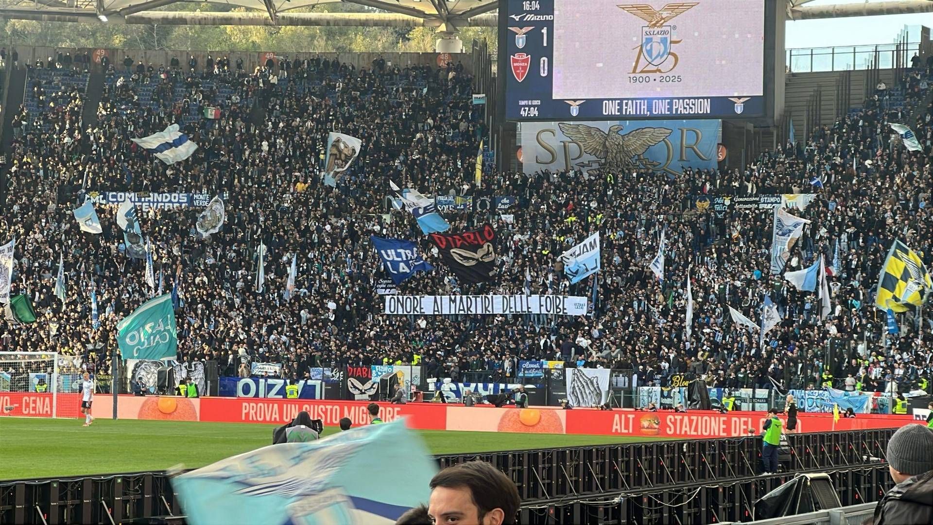 “Onore ai martiri delle Foibe”, lo striscione dei tifosi Lazio all’Olimpico