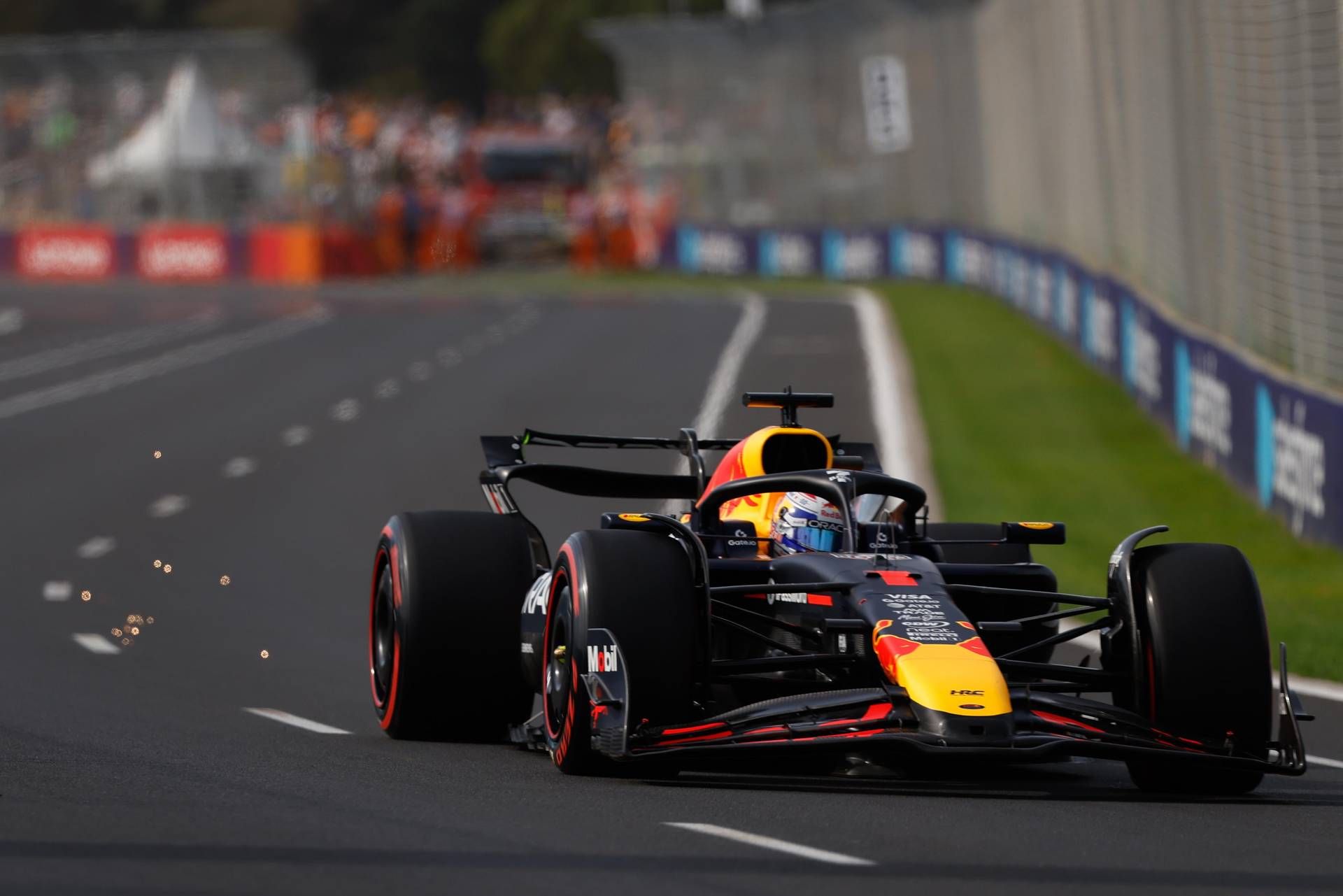 Formula 1, Verstappen nei guai a Melbourne: la reazione rabbiosa di Max