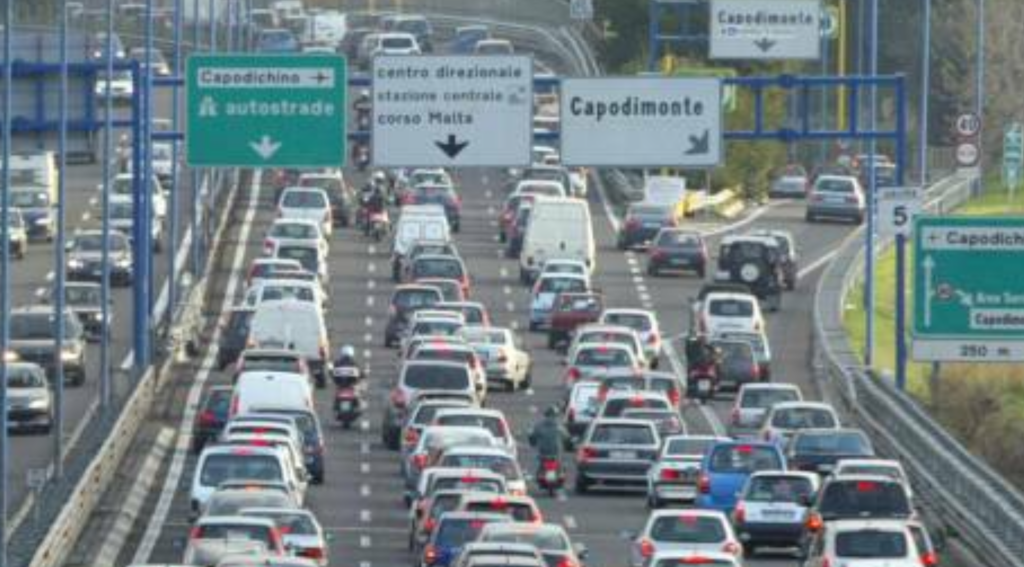 Traffico in Tangeziale: camion blocca la strada