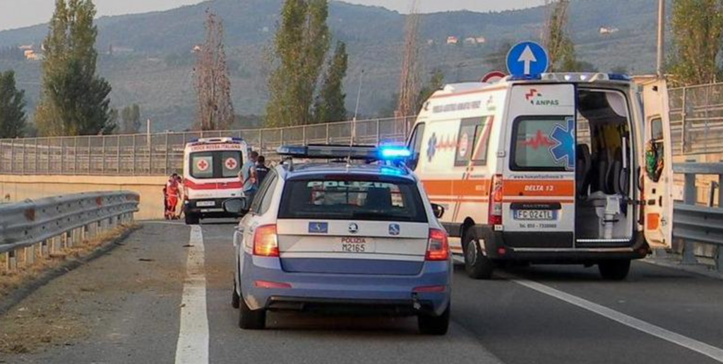 Tragedia in autostrada, uomo travolto muore sul colpo