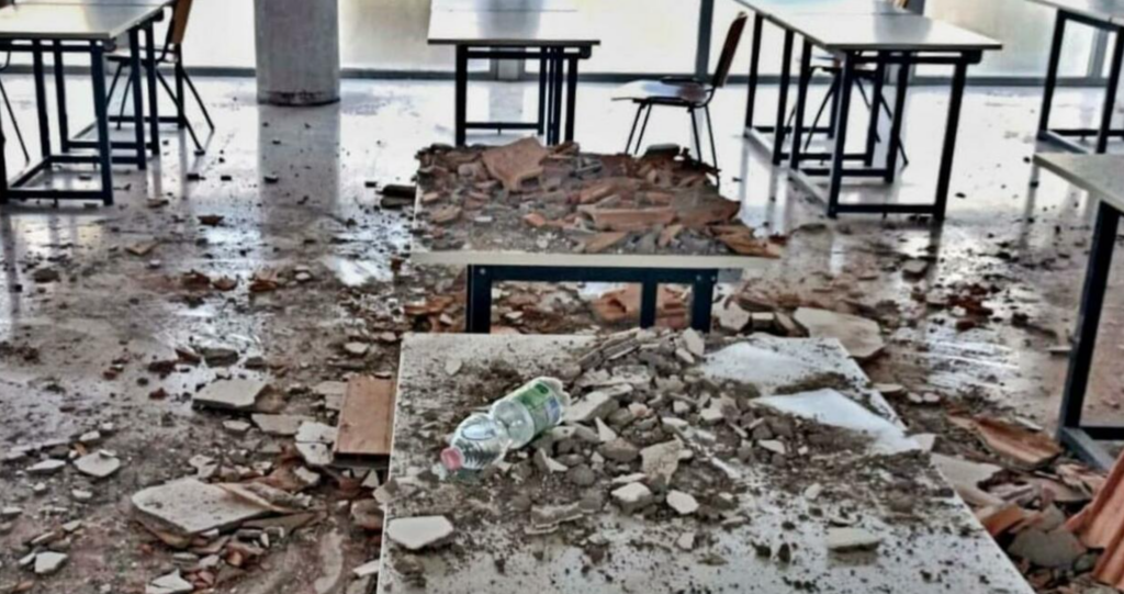 Paura all’Università di Napoli a Fuorigrotta: crolla il soffitto durante un esame