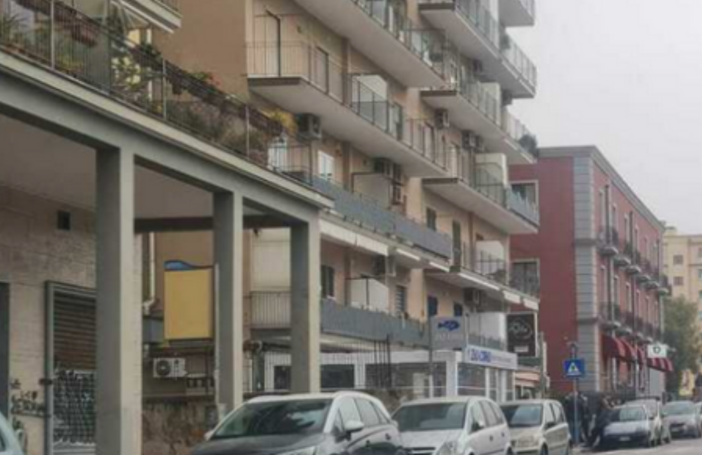 Terremoto Campi Flegrei, sgomberato un palazzo a Bagnoli, calcinacci caduti anche in via Pigna