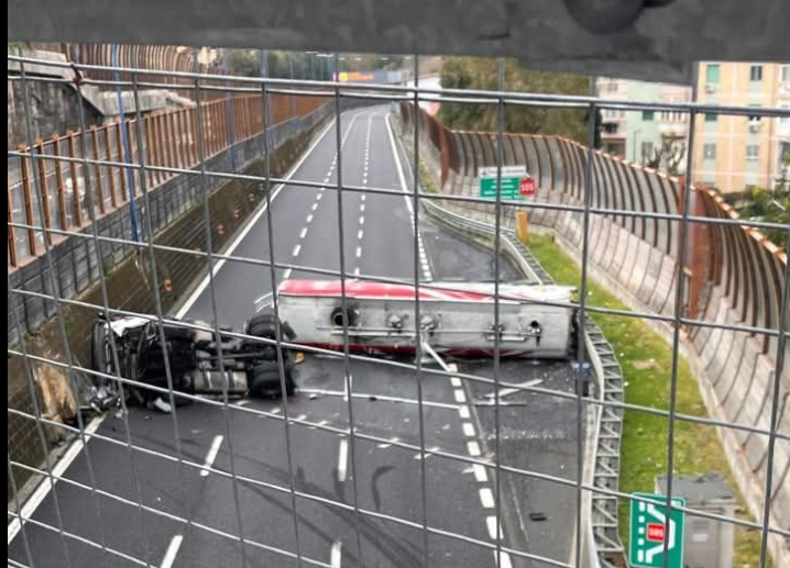 Chiusa Tangenziale a Napoli per incidente, ribaltata autocisterna