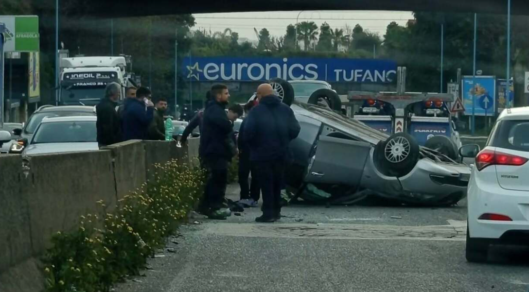 Tragico incidente stradale: auto si ribalta e traffico in tilt