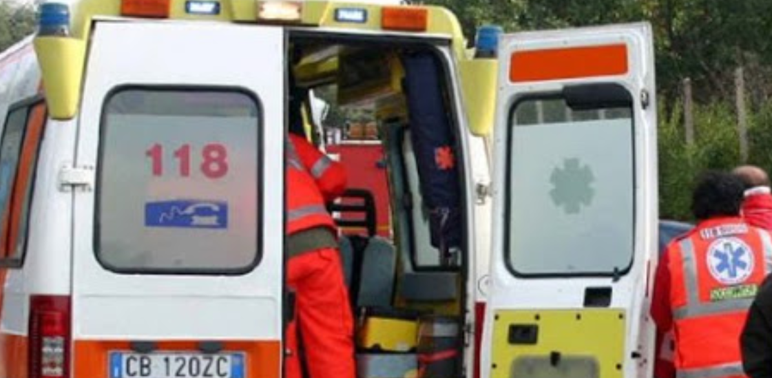 Bimba di 2 anni e scappa dal papà verso la strada, lui la riafferra e vengono travolti da un’auto