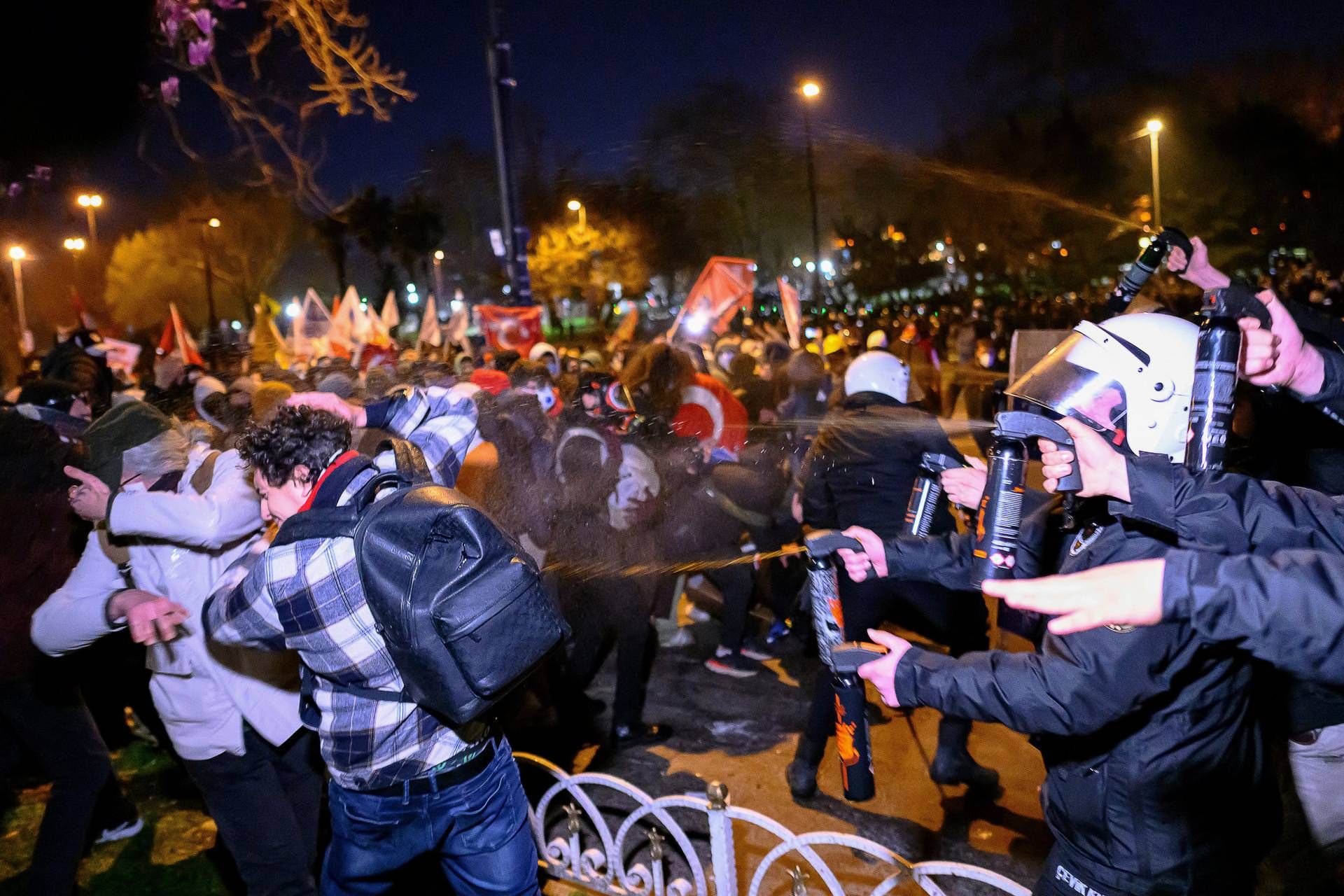 Turchia, caos proteste a Istanbul: scontri con polizia