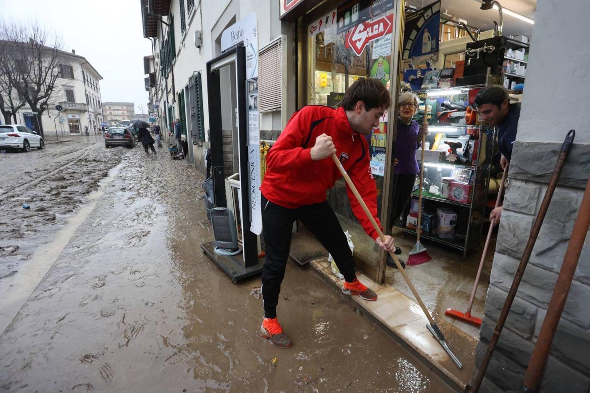 Maltempo Toscana, allerta rossa ma meteo migliora: Arno in discesa