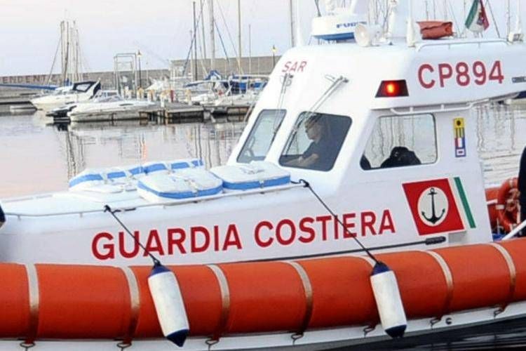 Gommone di migranti naufragato, 6 morti e 10 superstiti portati a Lampedusa