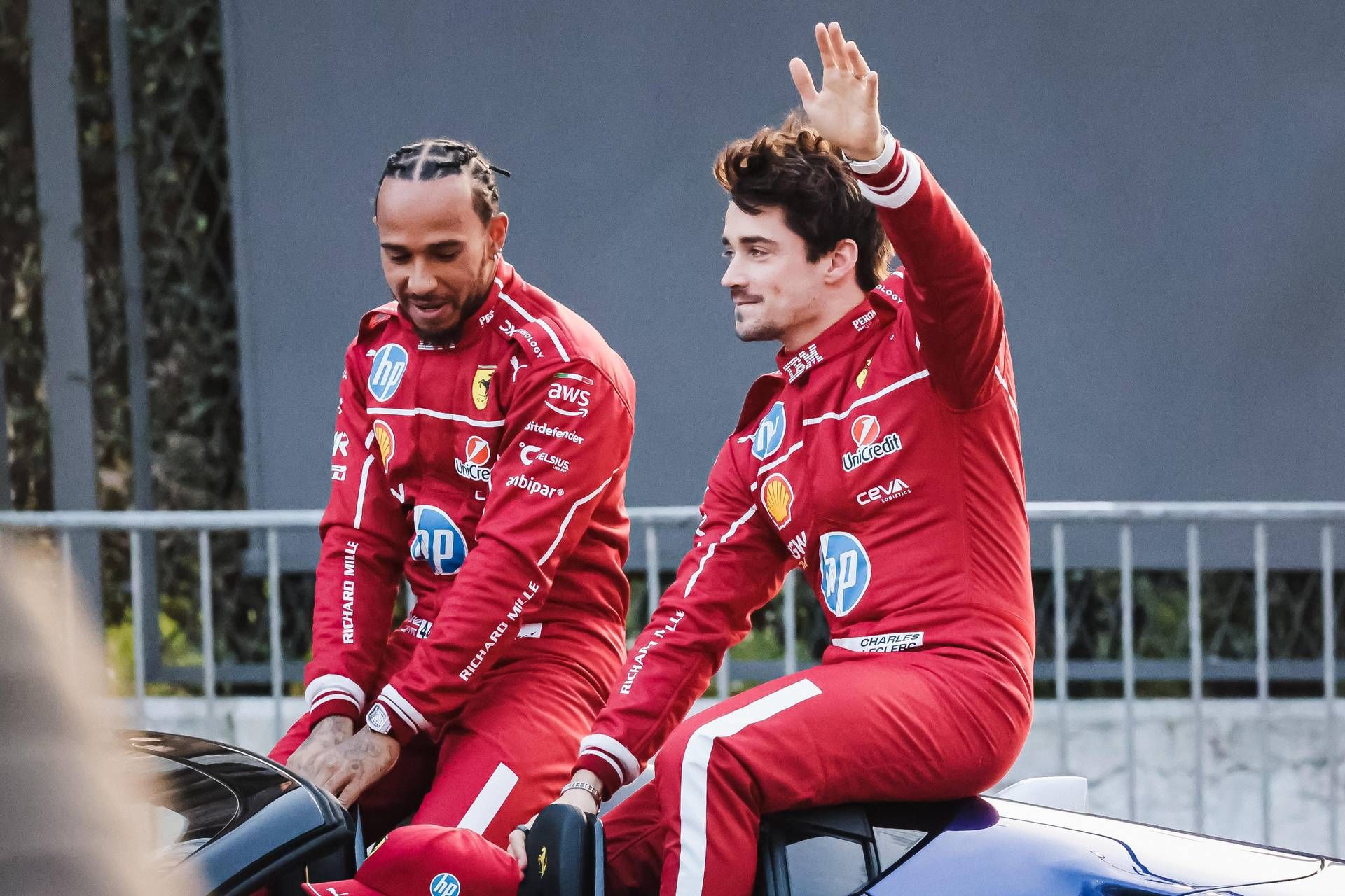 Hamilton-Leclerc, gag e risate al box Ferrari: cosa si sono detti