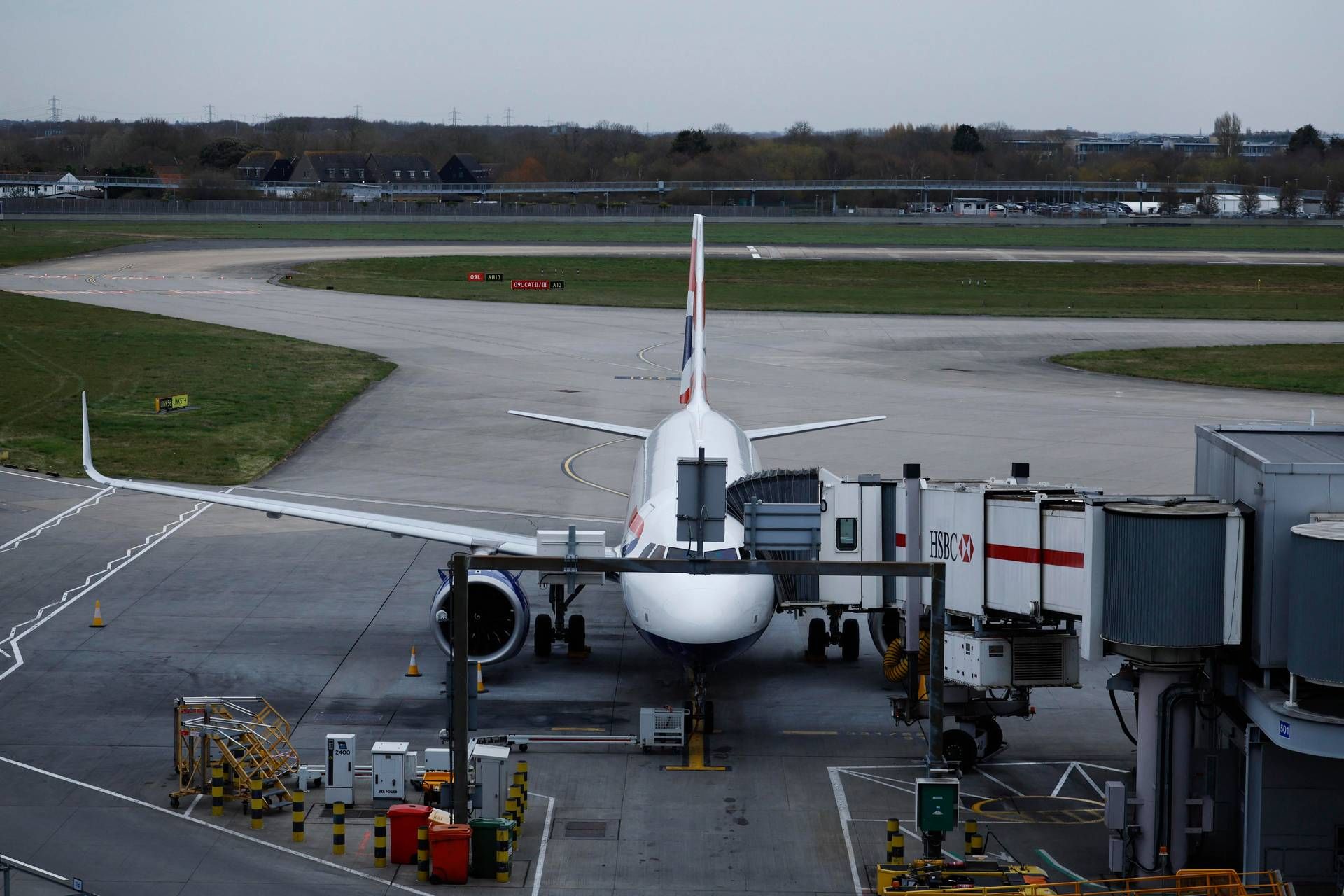 Heathrow riparte dopo incendio, primi decolli da aeroporto Londra