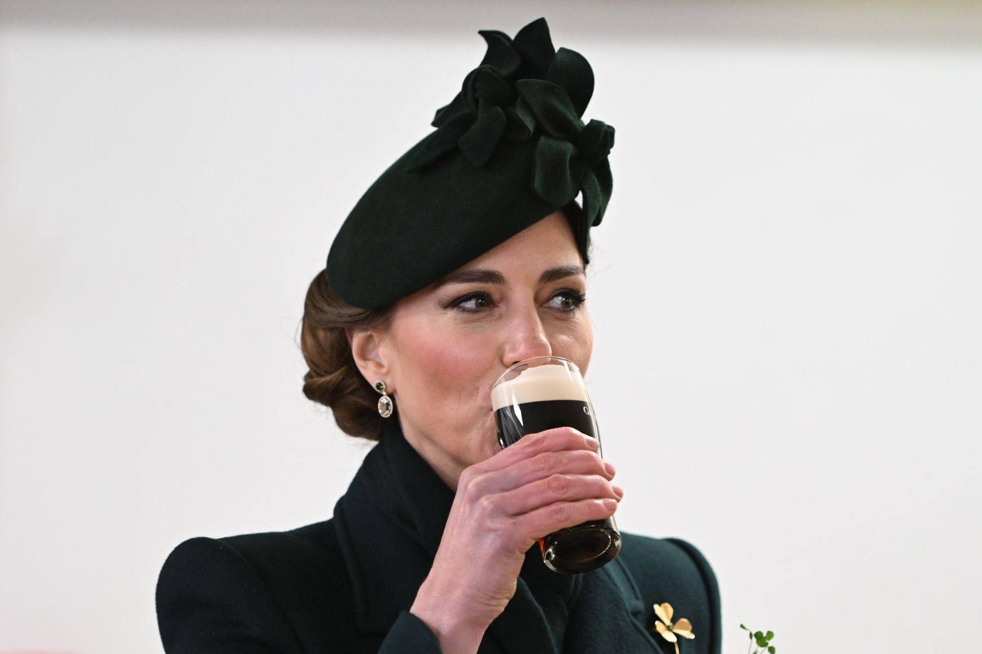 Kate Middleton festeggia San Patrizio, parata e una mezza pinta di Guinness