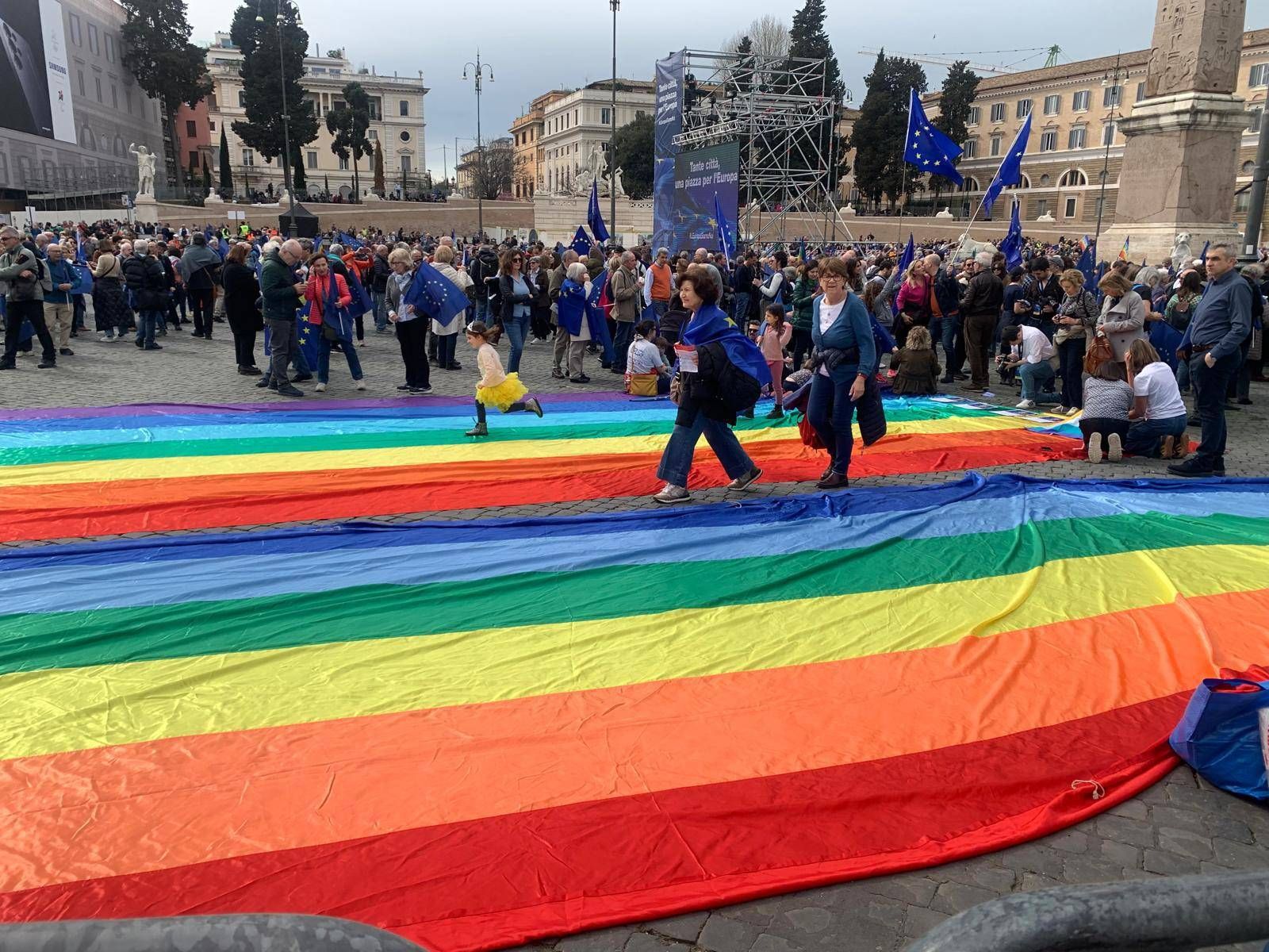 Manifestazione per l’Europa oggi, piazza del Popolo invasa dalle bandiere blu