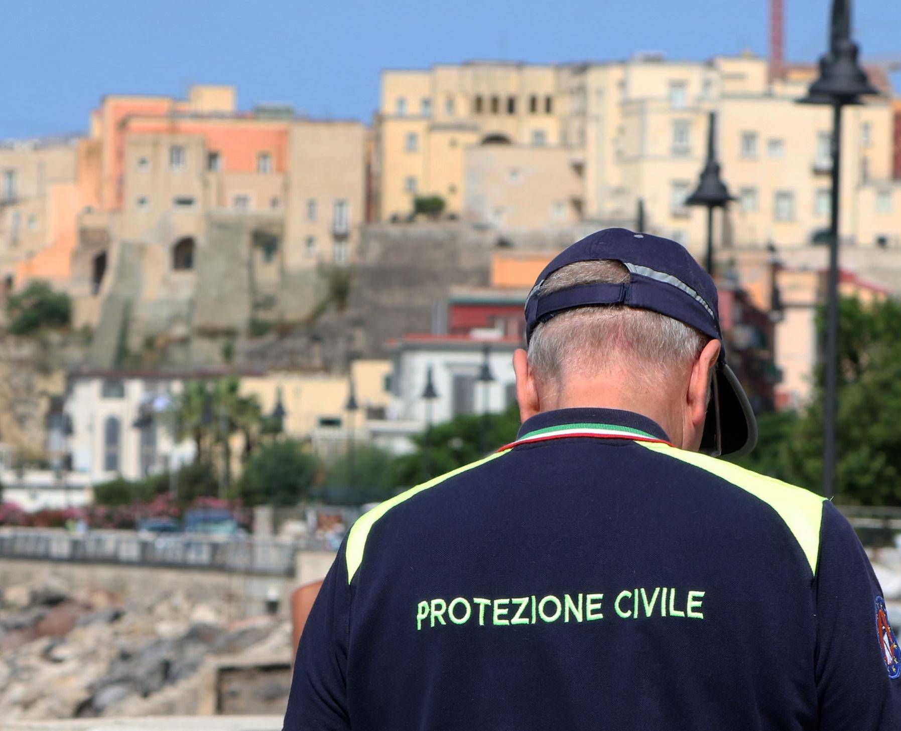 Campi Flegrei e anidride carbonica, controlli nell’area: chiusa una scuola